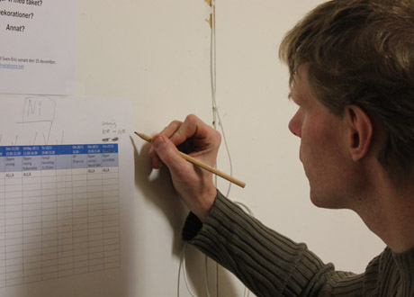 Tomas anm&auml;ler sig till visningar.