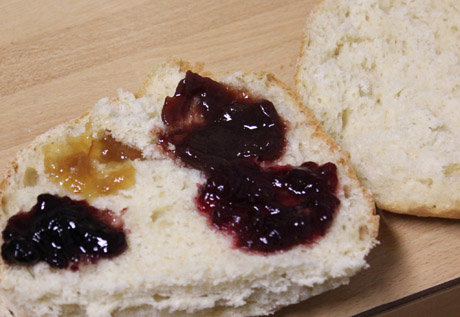 Johan gjorde en kombinationsmacka, eller br&ouml;dskiva egentligen. Det &auml;r av v&auml;ldigt luftig sort och Angelikas br&ouml;dbak har blivit en tradition de senaste &aring;ren.