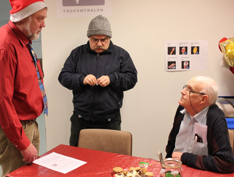 Bodo b&ouml;rjar bli tr&ouml;tt efter pyssel och gr&ouml;t, Bengt sitter kvar och Oskar s&ouml;rjer att han m&aring;ste l&auml;mna T&aring;gCentralen f&ouml;r denna kv&auml;ll. Allt har sin tid. Julgr&ouml;ten sin tid...