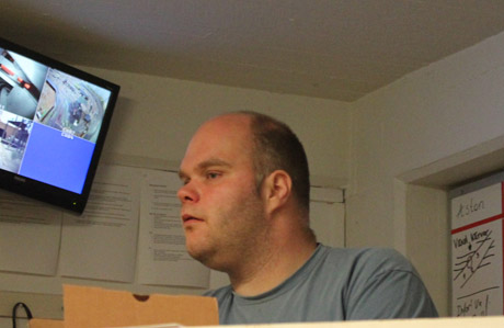 ...Lelle som idag k&ouml;rde t&aring;g med hj&auml;lp av 3 st&ouml;rre TV-apparater!