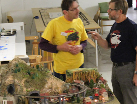 Vagn och H&aring;kan diskuterade M&auml;rklin. B&aring;da har lite Z-skala hemma.