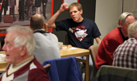 Tomas snackar med intresserade g&auml;ster.
