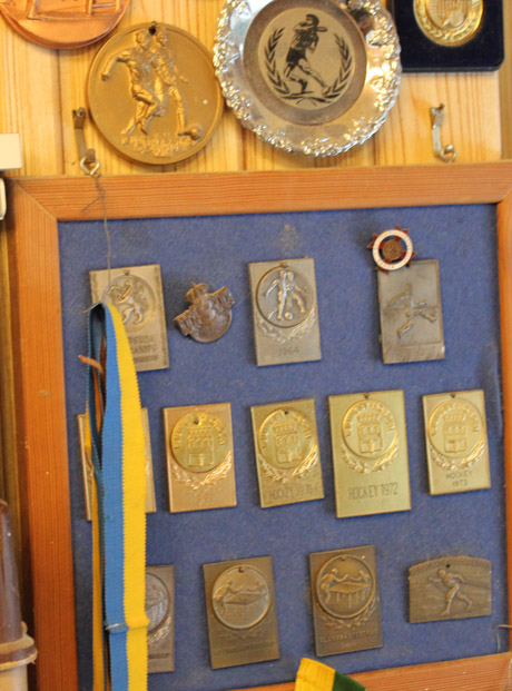 "Ska du fotografera i verkstaden, f&aring;r du ta lite bilder p&aring; medaljer ocks&aring;.", sa Jonte.