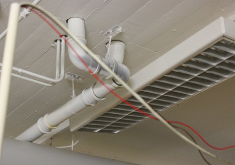 Johan har h&auml;ngt upp kablar p&aring; verkstadens provk&ouml;rningsbana. En f&ouml;r varje pol, och en datakabel f&ouml;r lokmus.