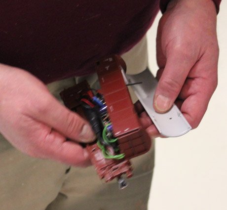 Danne blev upphetsad och tappade kameravagnen i golvet, men Bodo fick plocka upp den. Sedan reparerade Danne vagnen. Siegfrieds t&aring;liga elektronik h&ouml;ll!