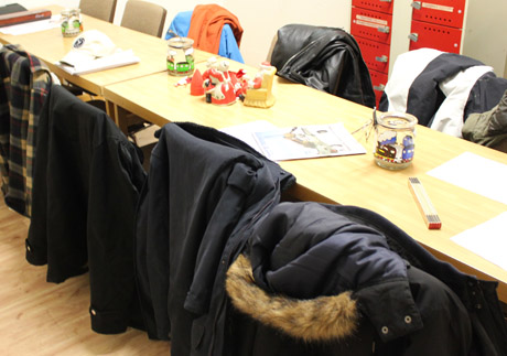 Jackorna h&auml;ngde p&aring; stolar, och det m&aring;ste ju inneb&auml;ra att n&aring;gon eller n&aring;gra brukade kl&auml;dst&aring;ngen?