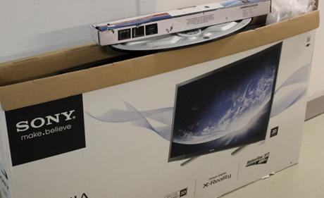 Det f&ouml;rsta som tornade upp sig var en gigantisk platt-TV. Den brusar p&aring; alla kanaler utom AV. Den passar allts&aring; h&auml;r, sa Sillen. Tack!