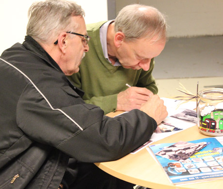 Sivert och &Aring;ke diskuterar byggnader i Bolmen; storlekar, l&auml;gen och utseenden.