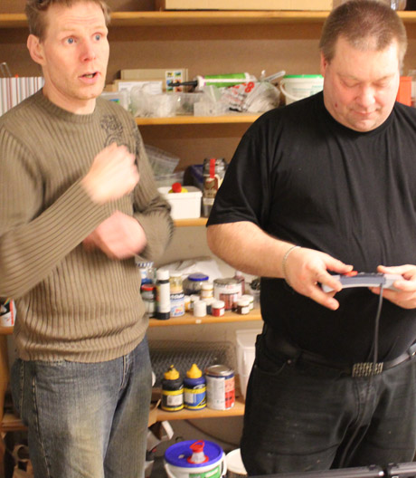 Tomas s&aring;g p&aring; n&auml;r Tobbe k&ouml;rde Oskars t&aring;g med Tomas kontroll. Tomas har "l&aring;n-sponsrat" kontrollen, eller donerat. Han har k&ouml;pt upp sig till en st&ouml;rre. Vi f&aring;r fr&aring;ga honom vid n&auml;sta tillf&auml;lle.