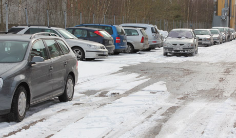 Som vanligt n&auml;r det st&aring;r extra m&aring;nga bilar parkerade utanf&ouml;r oss finns tv&aring; m&ouml;jliga anledningar; t&aring;rta serveras till byggarna, eller s&aring; &auml;r det en visning p&aring; g&aring;ng. Nu var det allts&aring; visning.