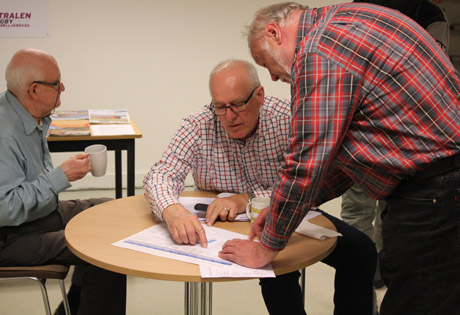 Bodo och Sven-Eric diskuterar visningsschemat. F&ouml;r att inte tappa koncentrationen backar Bengt om med bullar och kaffe.