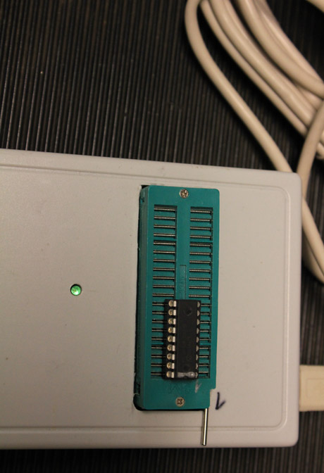 ...som enkelt &ouml;verf&ouml;rs till microdatorn, via en databuss och programmeringsbox...som Siegfried byggt sj&auml;lv!