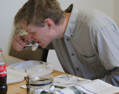 Tomas kom inspringande med en korvl&aring;da, som s&aring;g mycket smarrig ut, vilket Tomas, muntligt, intygande att den var!