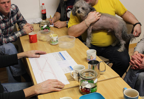 Gadd med hund visar upp sp&aring;rplan f&ouml;r nya Egons/Roys bana. Enbart M&auml;rklin?! N&aring;ja, t&auml;nker Danne, vi kanske f&aring;r bygga tv&aring; banor d&aring;.