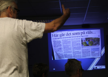 ...med lika yviga gester som Evert Taube, eller Dr. Schultze. B&aring;da tv&aring; n&aring;gon slags konstn&auml;rer.