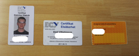 Sonsonen, Emil, hade med sig olika intyg och certifikat, bl.a. f&ouml;r arbete vid j&auml;rnv&auml;g. S&aring;dan tur, d&aring; kan han hj&auml;lpa oss!