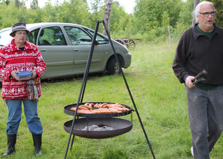 Hilding Evaldssons fruga bj&ouml;d p&aring; rabarberkaka Anders h&auml;lsade alla v&auml;lkomna.