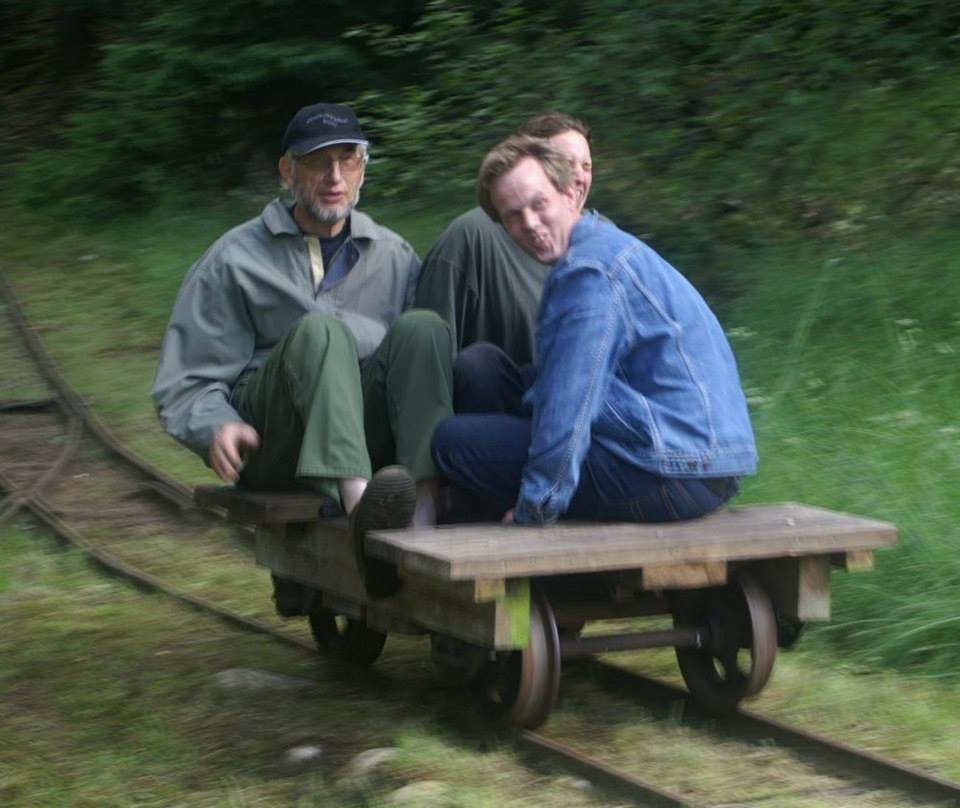 Johan och Danne gjorde 2 &aring;k med Hilding i 3:e klass-vagnen. Det var riktigt l&auml;skigt att &aring;ka bakl&auml;nges. T&auml;nk om vagnen l&aring;st sig v&auml;lt &ouml;ver... Tack till Tobbe Gadd som tog detta fina foto och l&aring;tit T&aring;gCentralen anv&auml;nda det med hans postuma tillst&aring;nd.