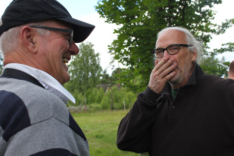 Sven-Eric och Anders hade roligt &aring;t n&aring;gonting.
