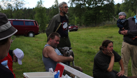 Hilding ber&auml;ttar n&aring;got efter &aring;kningen, och precis f&ouml;r korv&auml;tningst&auml;vlingen. Johan, H&aring;kan och Tobbe G delade p&aring; f&ouml;rsta plats.