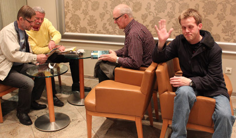 I receptionen p&aring; hotellet diskuterade H&aring;kan, Lars och Sven-Eric olika platser. Danne fick sitta bredvid och gjorde en Macken-h&auml;lsning.