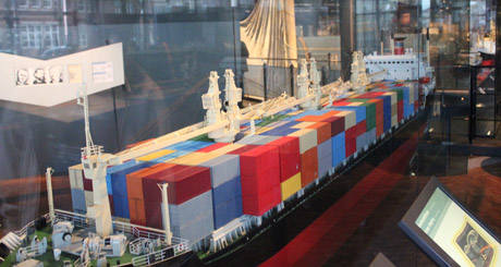 Ett container-fartyg.