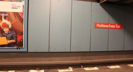 P&aring; v&auml;g i tunnelbanan till kv&auml;llens restaurang, en typisk tysk s&aring;dan. Restaurang allts&aring;. Tomt...