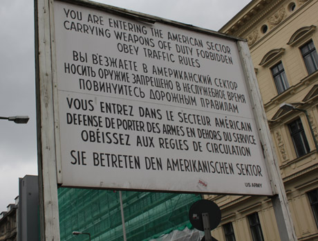 Mellan tunnelbana och matst&auml;lle passerade vi Checkpoint Charlie, med originalskylten...