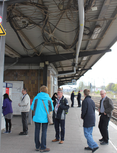 ...och det &auml;r tur att v&aring;r gode v&auml;n elektriker Melin inte arbetar p&aring; en tysk j&auml;rnv&auml;gsentrepren&ouml;r, d&aring; hade han haft mycket att g&ouml;ra, alltmedan Sven-Eric och Danne dansar disco...