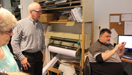 Sven-Eric och Gun lyssnar intresserat p&aring; platschefen. H&auml;r g&ouml;rs ritningar och hus.
