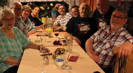 En gruppbild p&aring; kv&auml;llen. Gun, Sven-Eric alias Schwein-Eric, Angelika, Johan, H&aring;kan, Danne, Anders, Bodo, Rune.