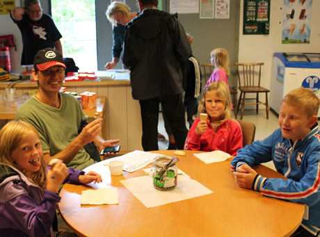 Glada karnevalsbes&ouml;kare &auml;ter karnevalsglass.