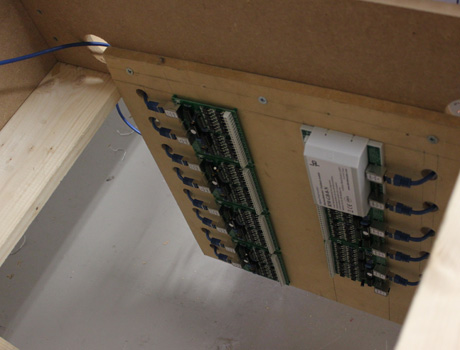 ...de elektroniska boxar dit r&auml;lsen kopplas, och som d&aring; g&ouml;r att datorn k&auml;nner av var t&aring;get befinner sig, och hur det r&ouml;r sig l&auml;ngs linjen.