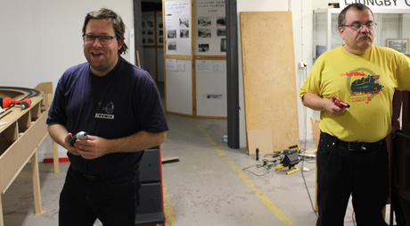 Wilke och Oskar i full f&auml;rd med att skruva och skala kabel.