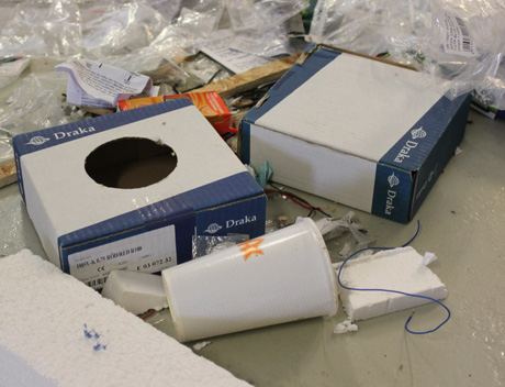 Det blir snabbt en h&ouml;g av plastp&aring;seskydd, kabelrester, l&ouml;dtenn, tr&auml; och damm n&auml;r man bygger en ny bana. Danne bidrog med en mugg.