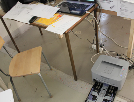 P&aring; ADJ hade Lelle ett gediget arbete att m&auml;rka kablar i st&auml;llverken. Detta m&aring;ste g&aring; att g&ouml;ra smidigare p&aring; Bolmenbanan, d&auml;r allt ska m&auml;rkas tydligt och noga. Kanske med en laserprinter?