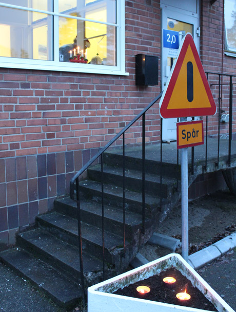 F&ouml;rst g&aring;r de upp f&ouml;r  trappan som prydes med nya f&ouml;nster och en ljusstake.