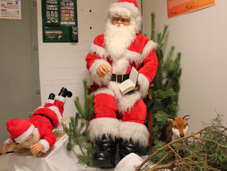 I ett h&ouml;rn i caf&eacute;et satt tomten och pratade(!). Han ber&auml;ttade sagor, skrattade, sj&ouml;ng, g&auml;spade och rapade av all gr&ouml;t och julmust. En nisse &aring;kte k&auml;lke och r&auml;ven tittar fram bakom skogen. Tomtarna har l&aring;nats ut av Johan, Swedish Creation, www.swedishcreation.se. Kanske vill du hyra en tomte till skyltf&ouml;nstret!?
