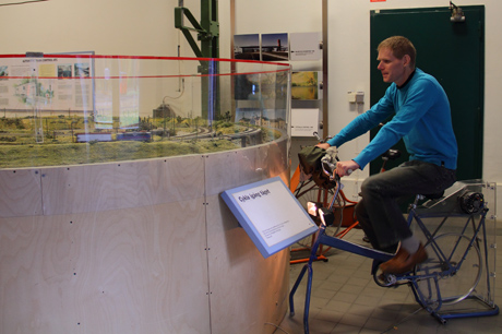 Tomas tyckte dock att &aring;ngloken inte var tillr&auml;ckligt milj&ouml;v&auml;nliga, s&aring; han hoppa p&aring; en motionscykel f&ouml;r att kombinera tr&auml;ning med elverksfunktion.