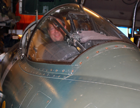 Efter mat p&aring; ett kungligt burgarhak samt en kvarterskrog, d&auml;r Gadd tog dubbla portioner, &aring;kte vi till &Auml;ngelholms flygmuseeum. D&auml;r har Anders gjort lumpen och bytt motor p&aring; Tunnan. Wilke ville v&auml;ldigt "volaaaare" ist&auml;llet.