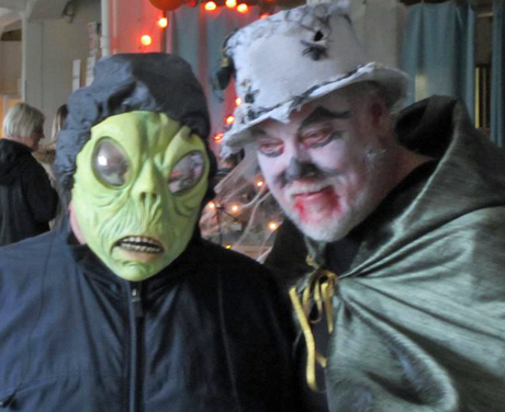 D&aring; ska vi ta en titt p&aring; n&aring;gra av gastarna; O&acute;scarry Man och Voodoo-doktorn fr&aring;n Bond, alias Oskar och Bodo.