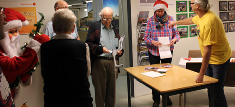 Anders lottar ut sittplatser till borden som namngivits: ADJ, HBJ, SSJ, KVBJ.
