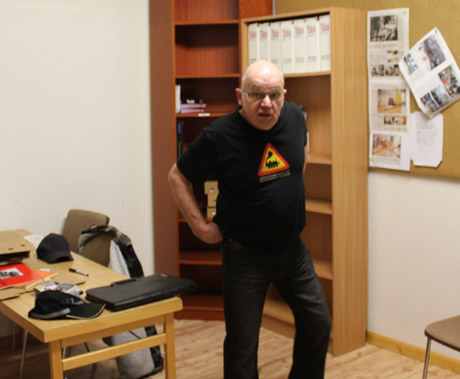 Kjell laddade upp i klubbrummet, fyllt av tidskrifter och b&ouml;cker om t&aring;g och modellj&auml;rnv&auml;g.
