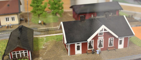 &Aring;ke kom p&aring; bes&ouml;k och placerade in &Aring;sens station i stora montern. Han justerade en buske som Roy mindes aldrig funnits.