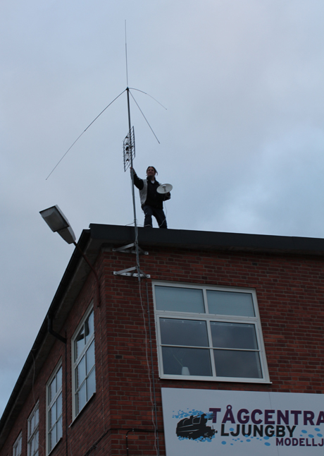 Johan testar internetuppkopplingen. Ljungby bredband sponsrar med bredband via radiol&auml;nk. 