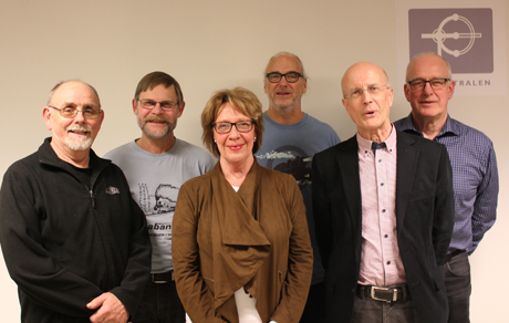 ...men det kr&auml;vdes n&aring;gra f&ouml;rs&ouml;k till slutresultatet. Fr&aring;n v&auml;nster: Roy Johansson, H&aring;kan Olsson, Eva Simonsson, Anders Billow, Bengt Almryd och Sven-Eric Petersson.