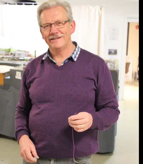 &Aring;ke, som ny aktiv medlem, arbetar med gatubelysning och anv&auml;nder d&auml;rf&ouml;r lila kabel, med korrekt arbetsuniform.