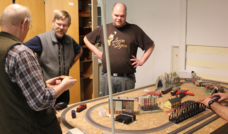 Torbj&ouml;rn Sol&eacute;n &auml;r ocks&aring; ny aktiv medlem. Han tog med lite analoga lok fr&aring;n Lima med flera modeller.