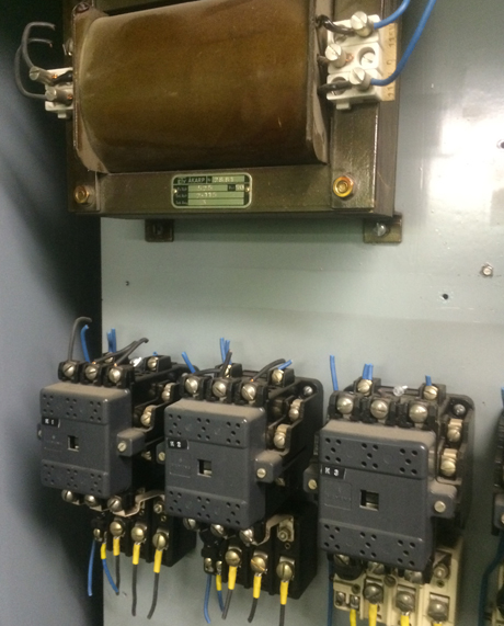 ...inneh&aring;ller m&aring;nga komponenter. Denna transformator f&ouml;r 500 volt till 2x125 &auml;r en gammal relik som plockas bort.