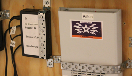 ...av SF Electronics i Edemissen, Tyskland samt B&auml;ck, Sverige. Dessutom finns en f&ouml;rst&auml;rkare f&ouml;r att kunna koppla p&aring; ytterligare boosters.
